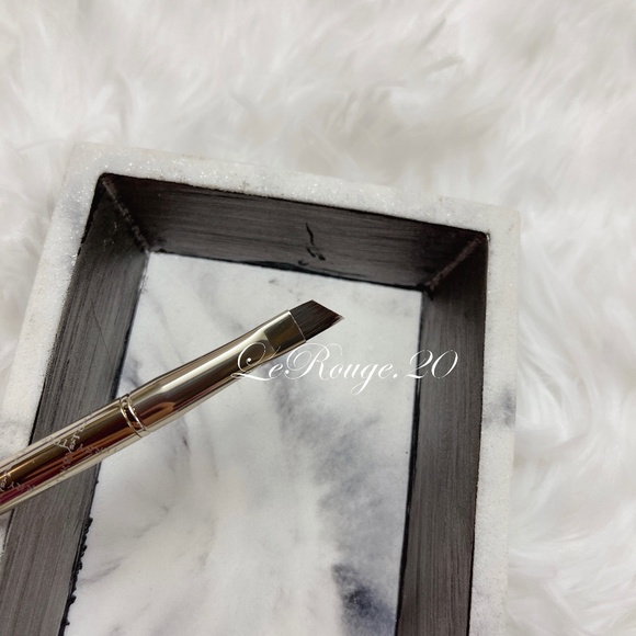 Byterry angled eyeliner / eyebrow brush - Picture 3 of 3
